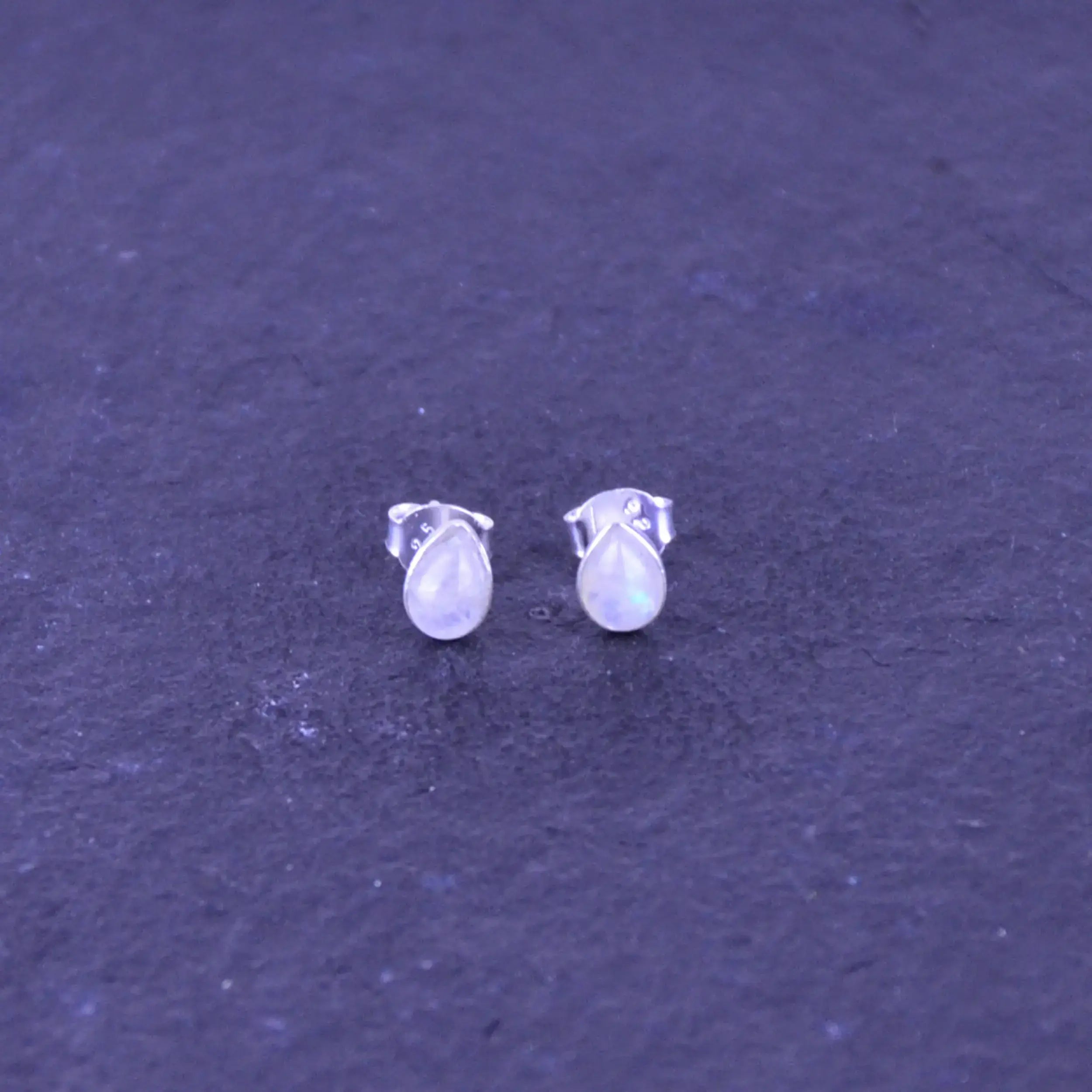 Mondstein Ohrstecker Tropfen – 925 Silber Regenbogen-Mondstein Cabochon
