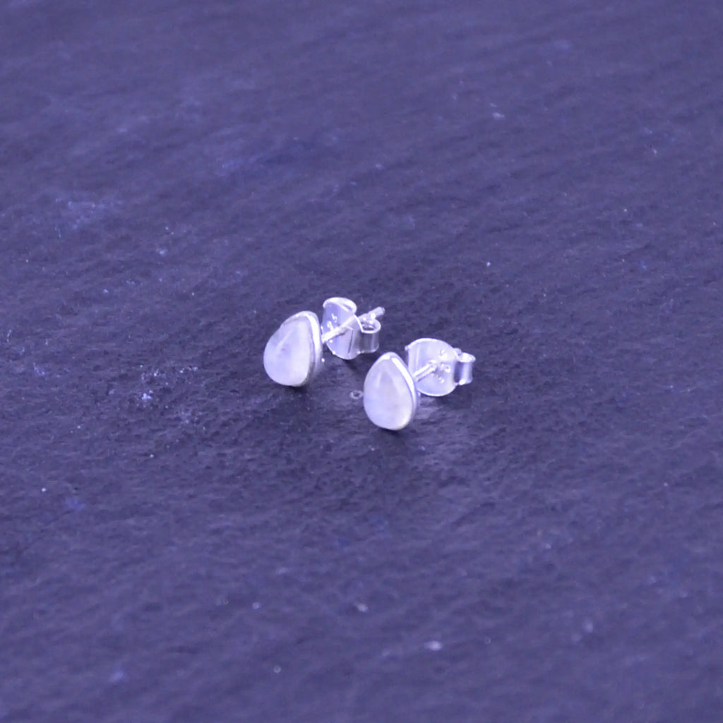 Mondstein Ohrstecker Tropfen – 925 Silber Regenbogen-Mondstein Cabochon