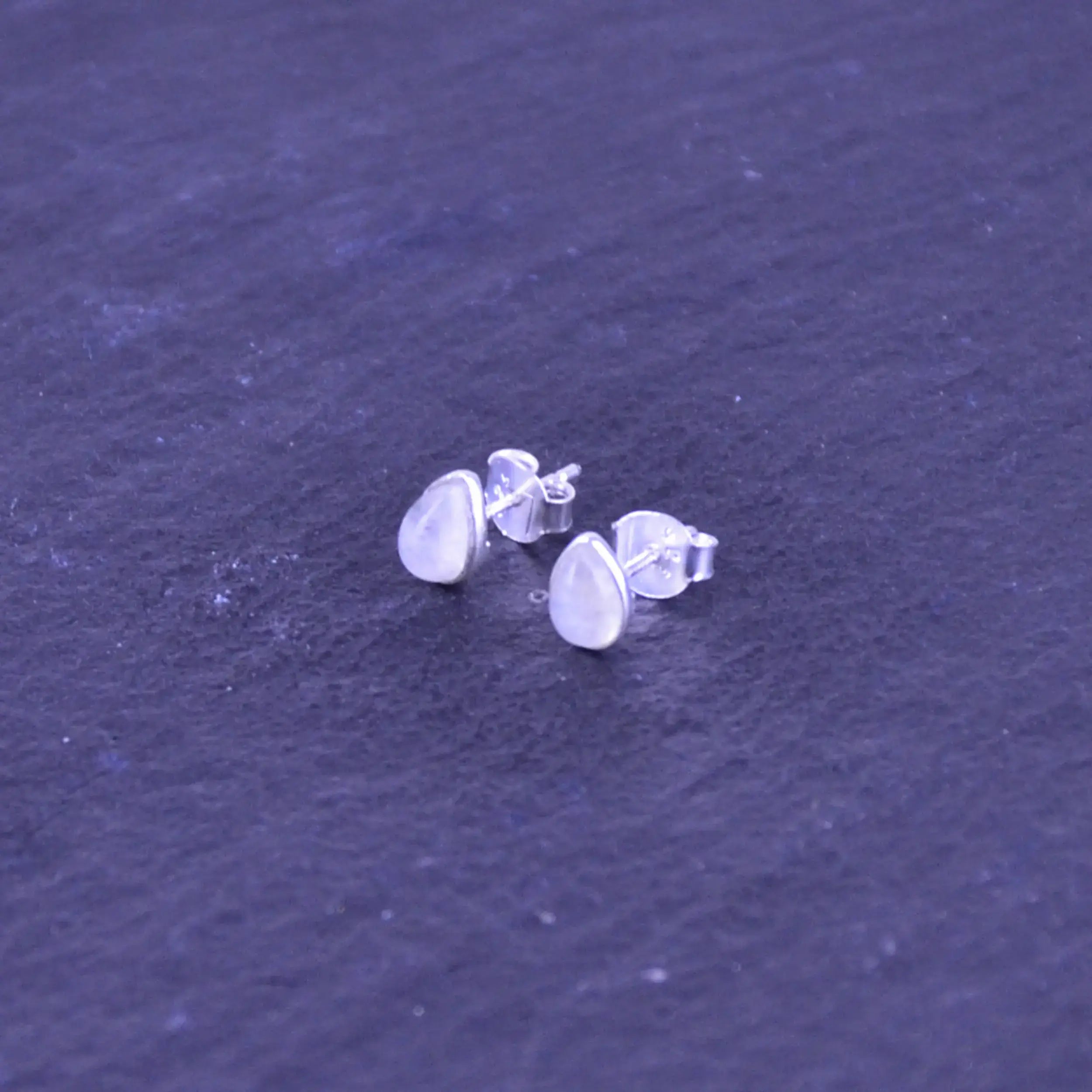 Mondstein Ohrstecker Tropfen – 925 Silber Regenbogen-Mondstein Cabochon