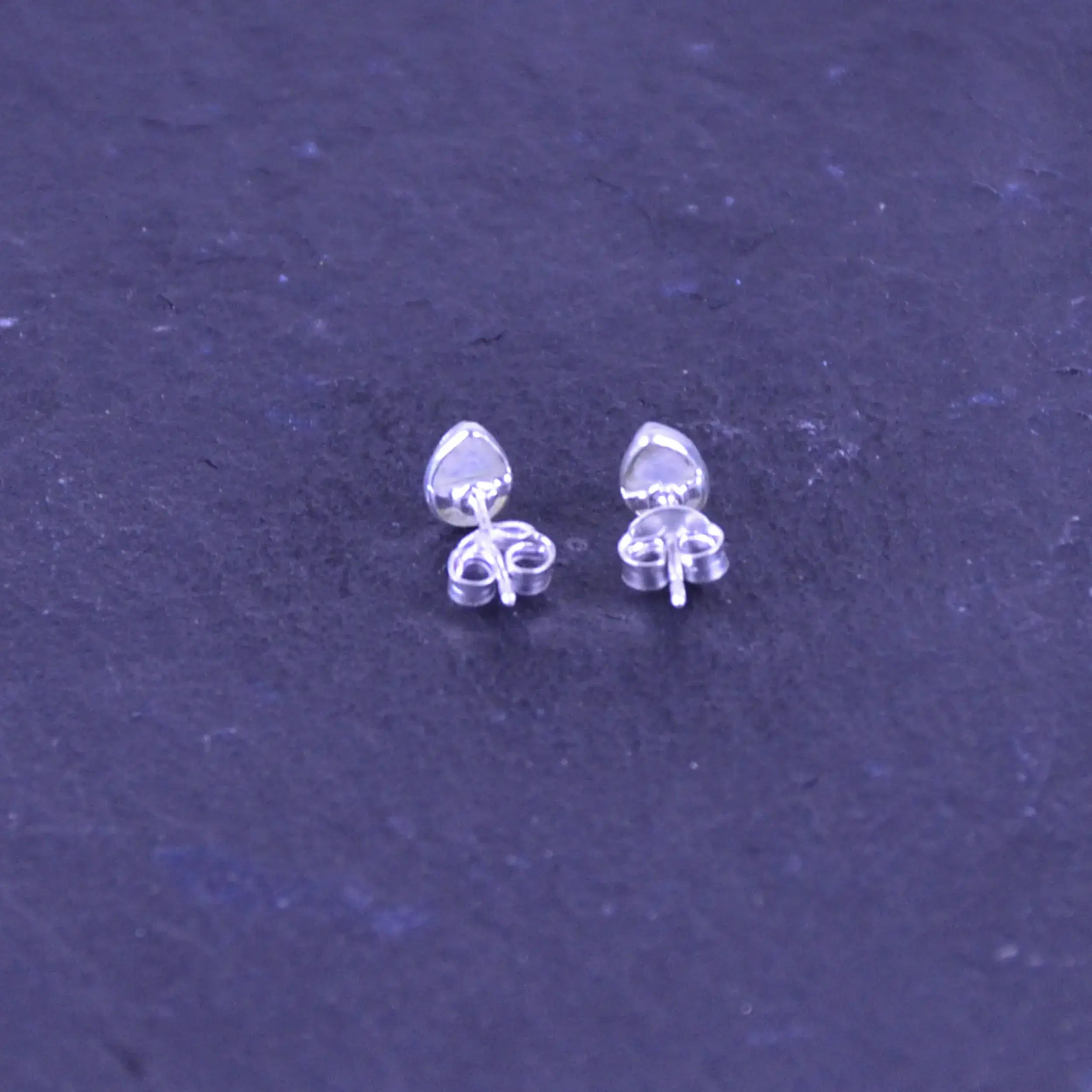 Mondstein Ohrstecker Tropfen – 925 Silber Regenbogen-Mondstein Cabochon