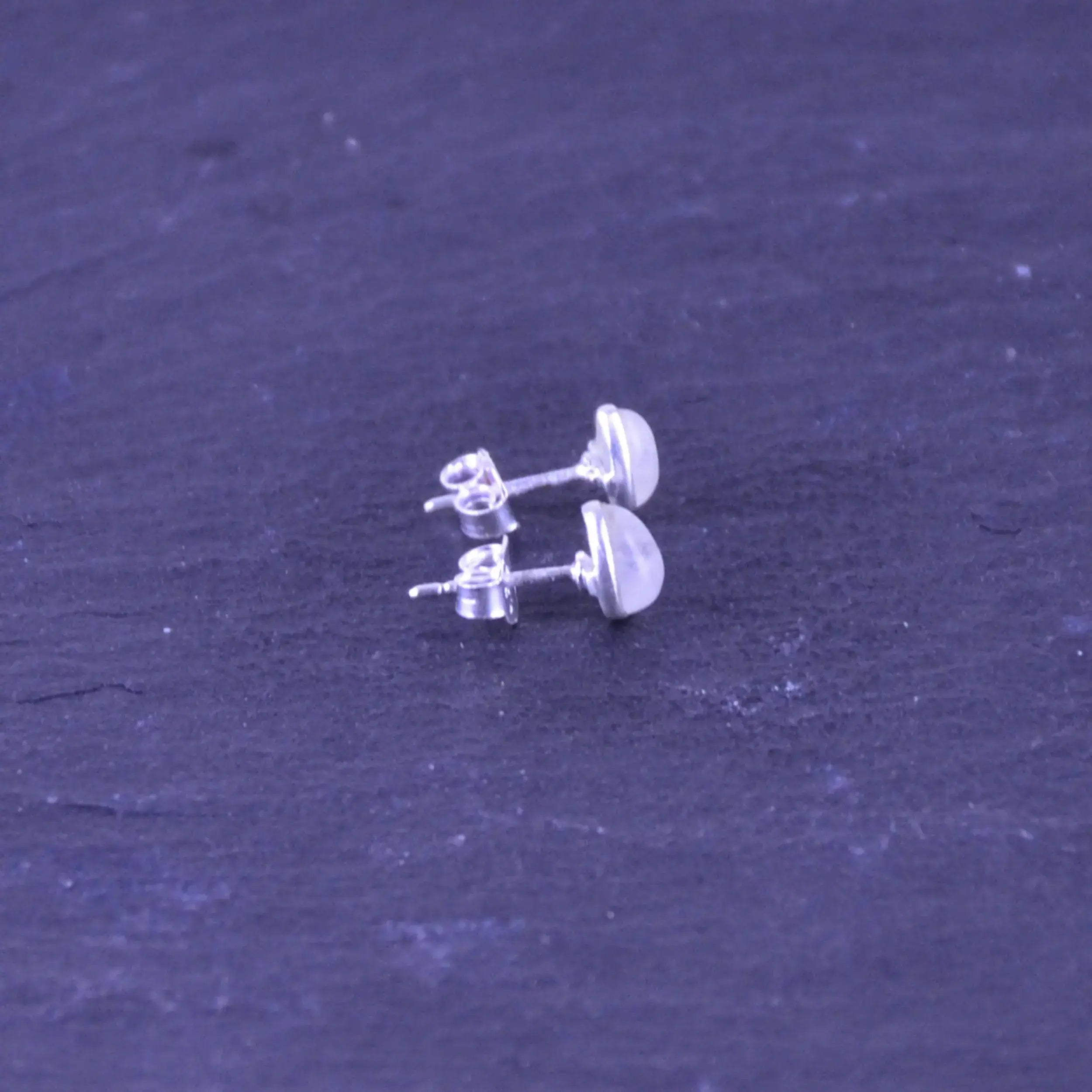 Mondstein Ohrstecker Tropfen – 925 Silber Regenbogen-Mondstein Cabochon