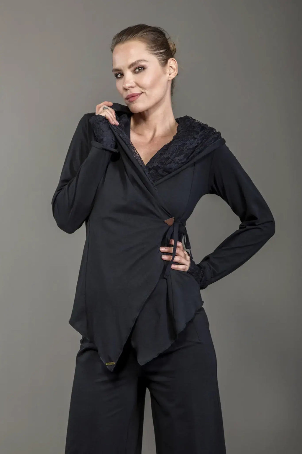 Chapati Wickel-Cardigan mit Spitze – Bio-Jersey, romantisch & elegant