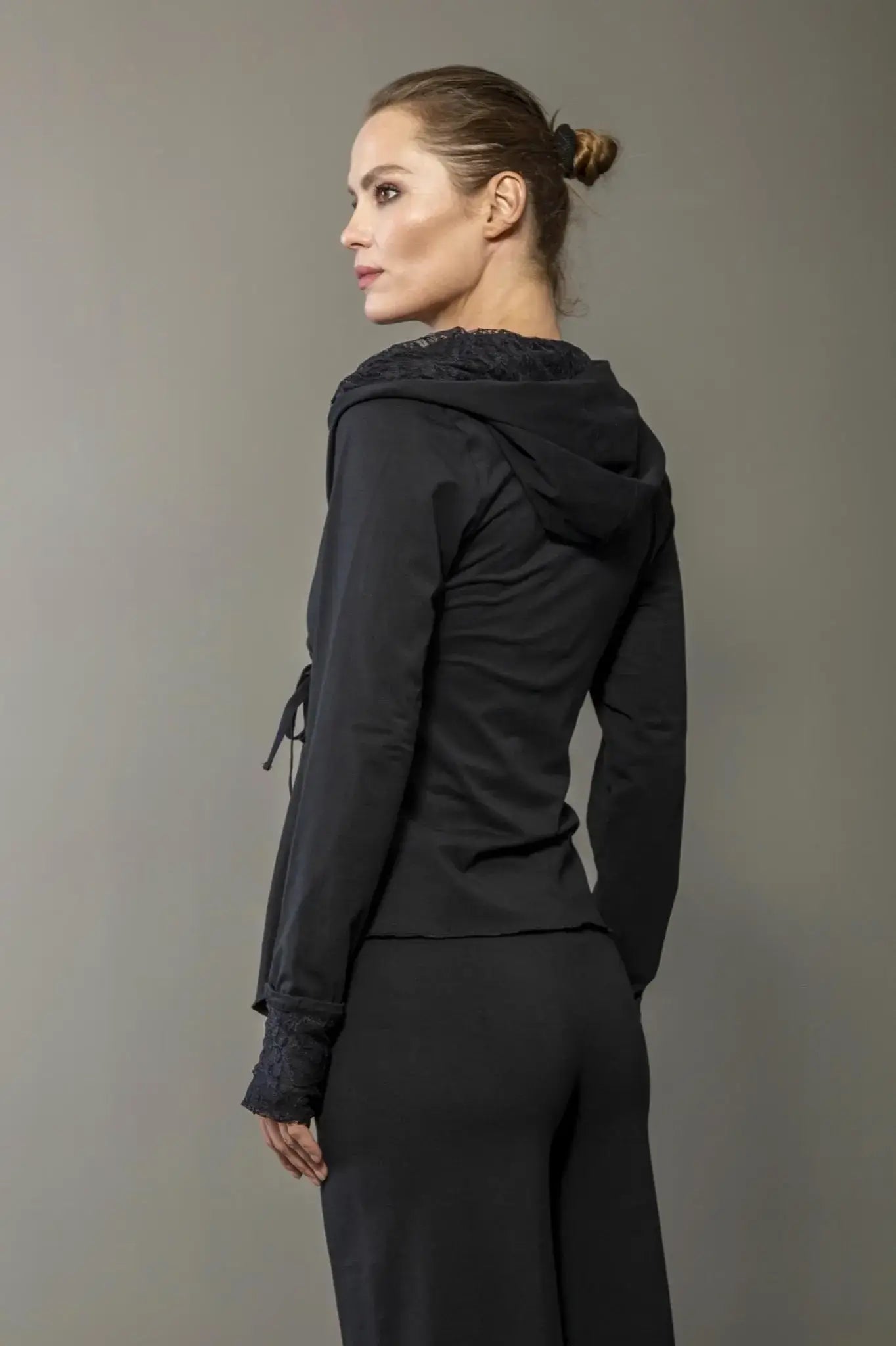 Chapati Wickel-Cardigan mit Spitze – Bio-Jersey, romantisch & elegant