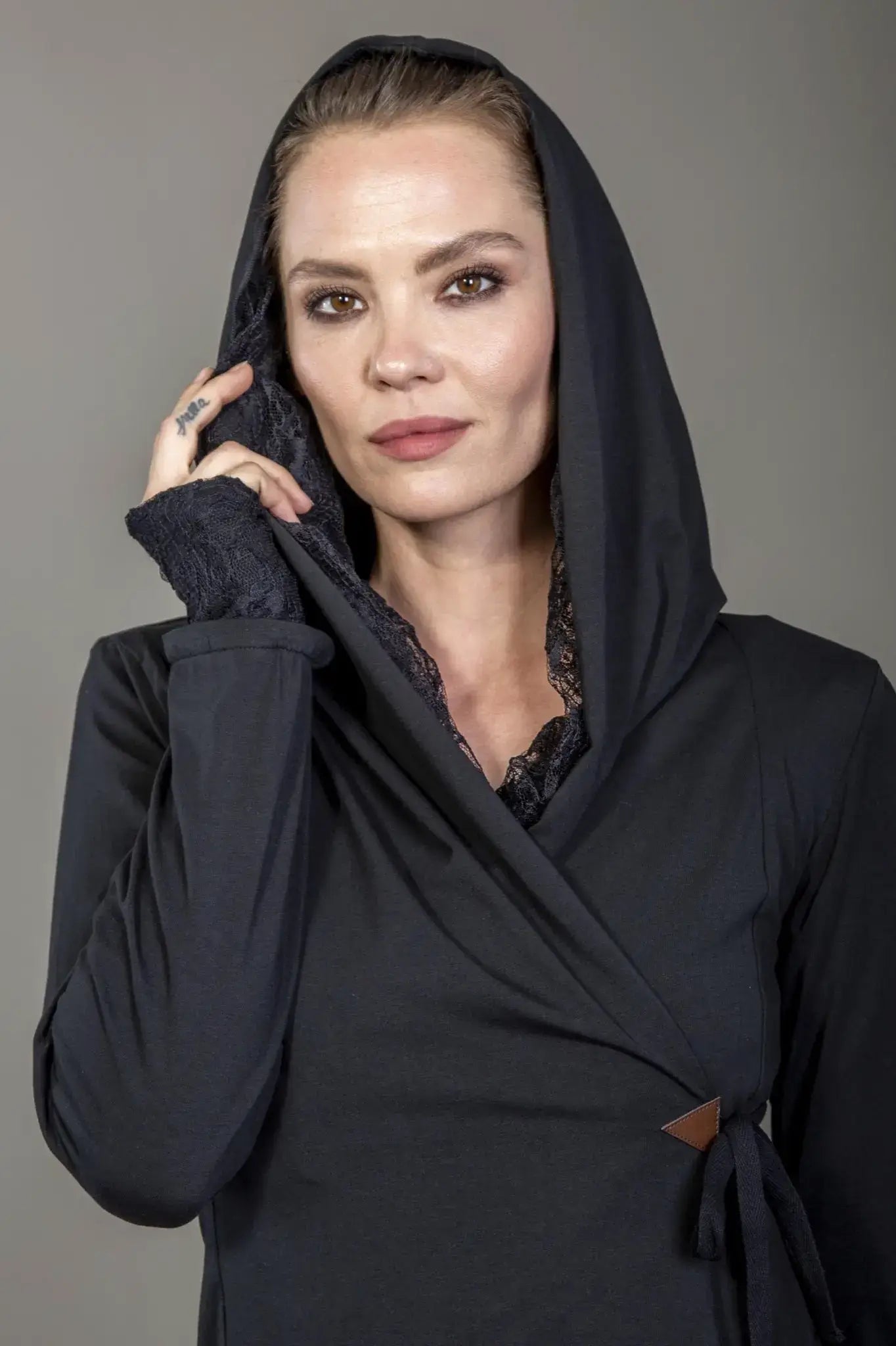 Chapati Wickel-Cardigan mit Spitze – Bio-Jersey, romantisch & elegant