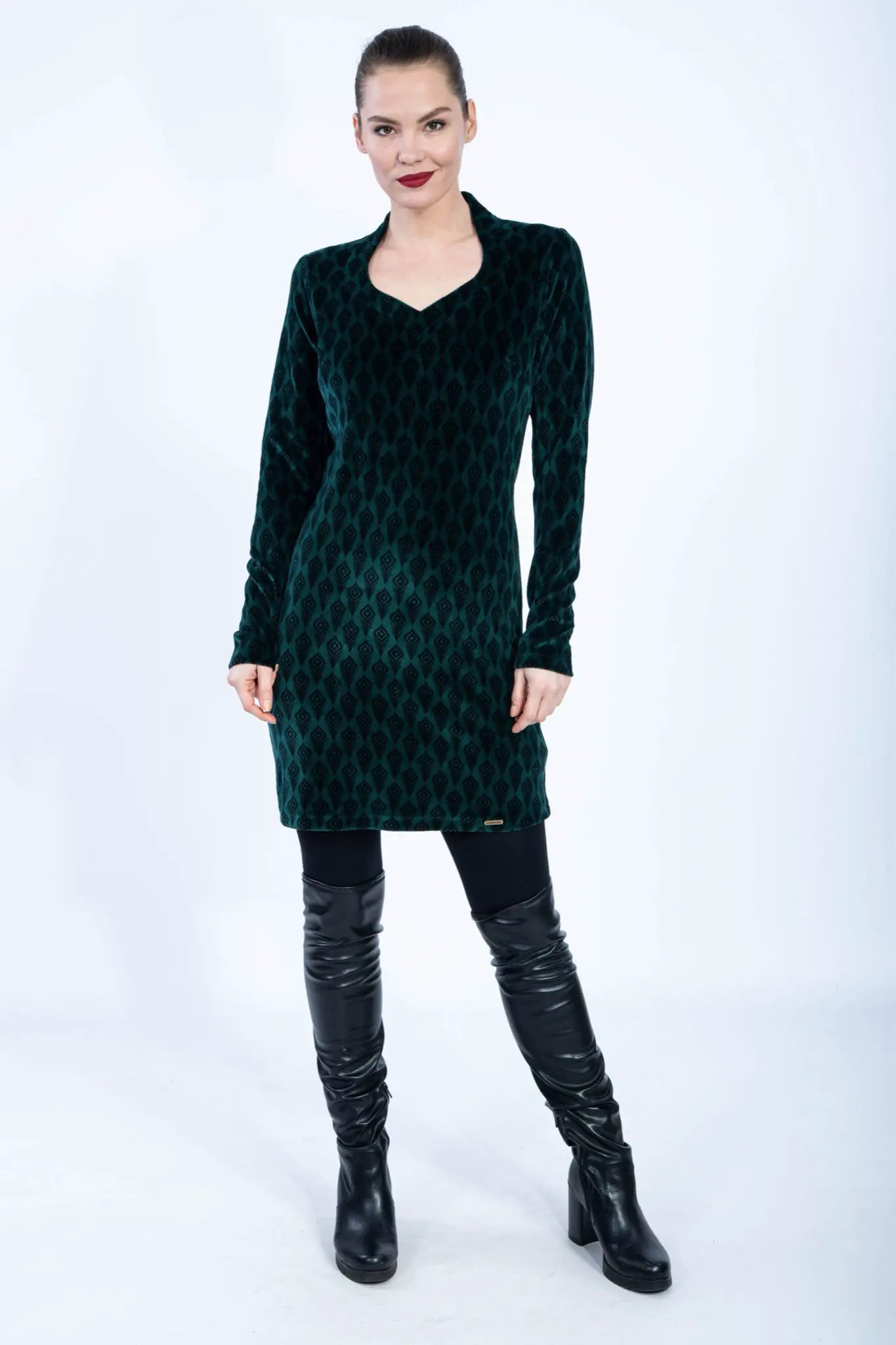 Chapati Samtkleid Kahina Dunkelgrün Elegantes Festkleid mit Pfauenmuster