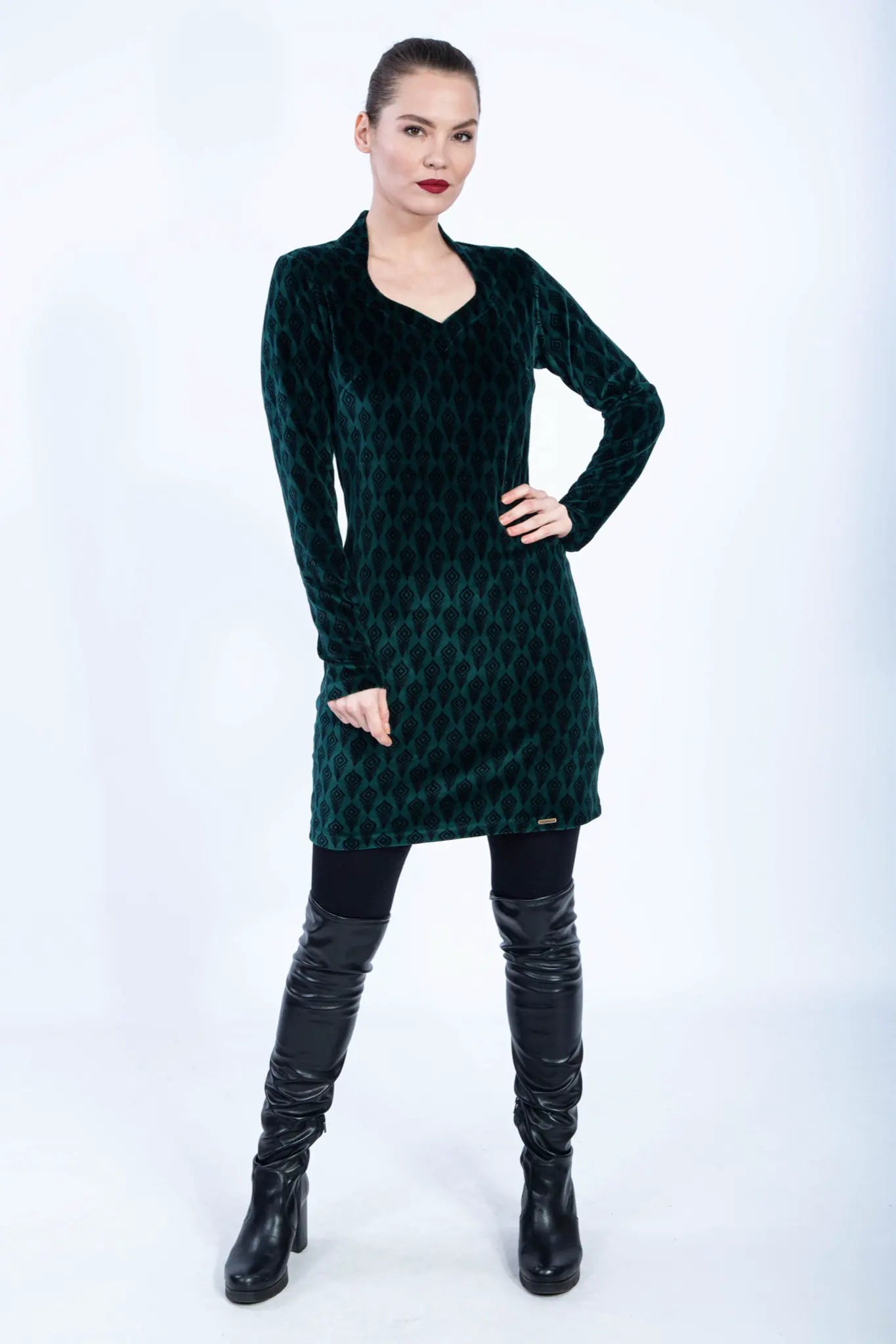 Chapati Samtkleid Kahina Dunkelgrün Elegantes Festkleid mit Pfauenmuster
