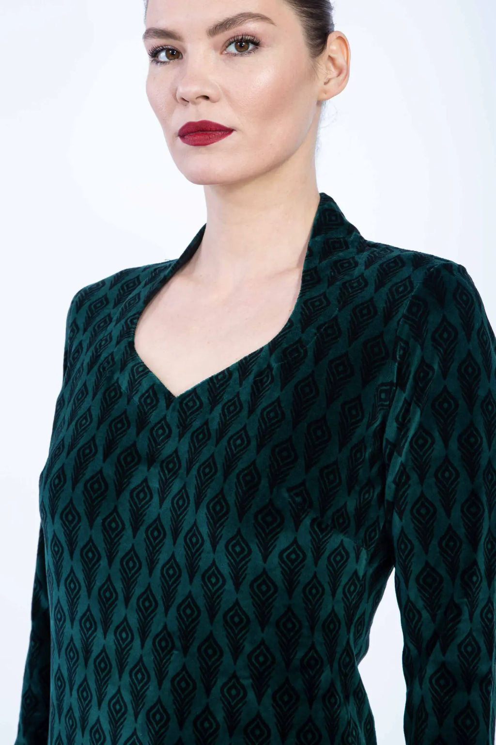 Chapati Samtkleid Kahina Dunkelgrün Elegantes Festkleid mit Pfauenmuster