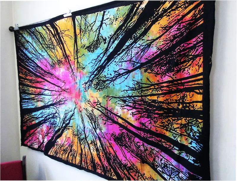 Psychedelic Wood Wandtuch Mystisches Waldmotiv Regenbogen-Hintergrund