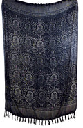 Dunkelblauer Batiksarong mit mystisch-floralem Muster